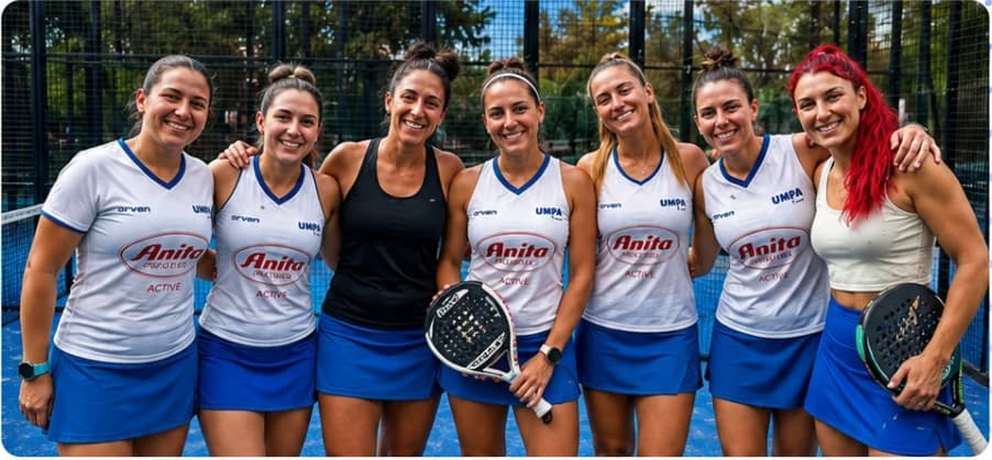 Jugadoras de UMPA Pádel juntas en la pista